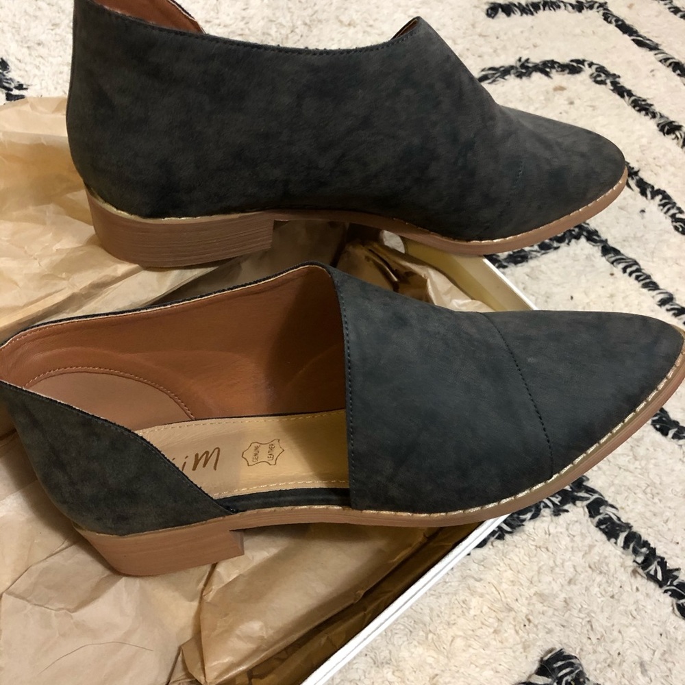 BRAND NEW in Box Leather Side Cut Mules